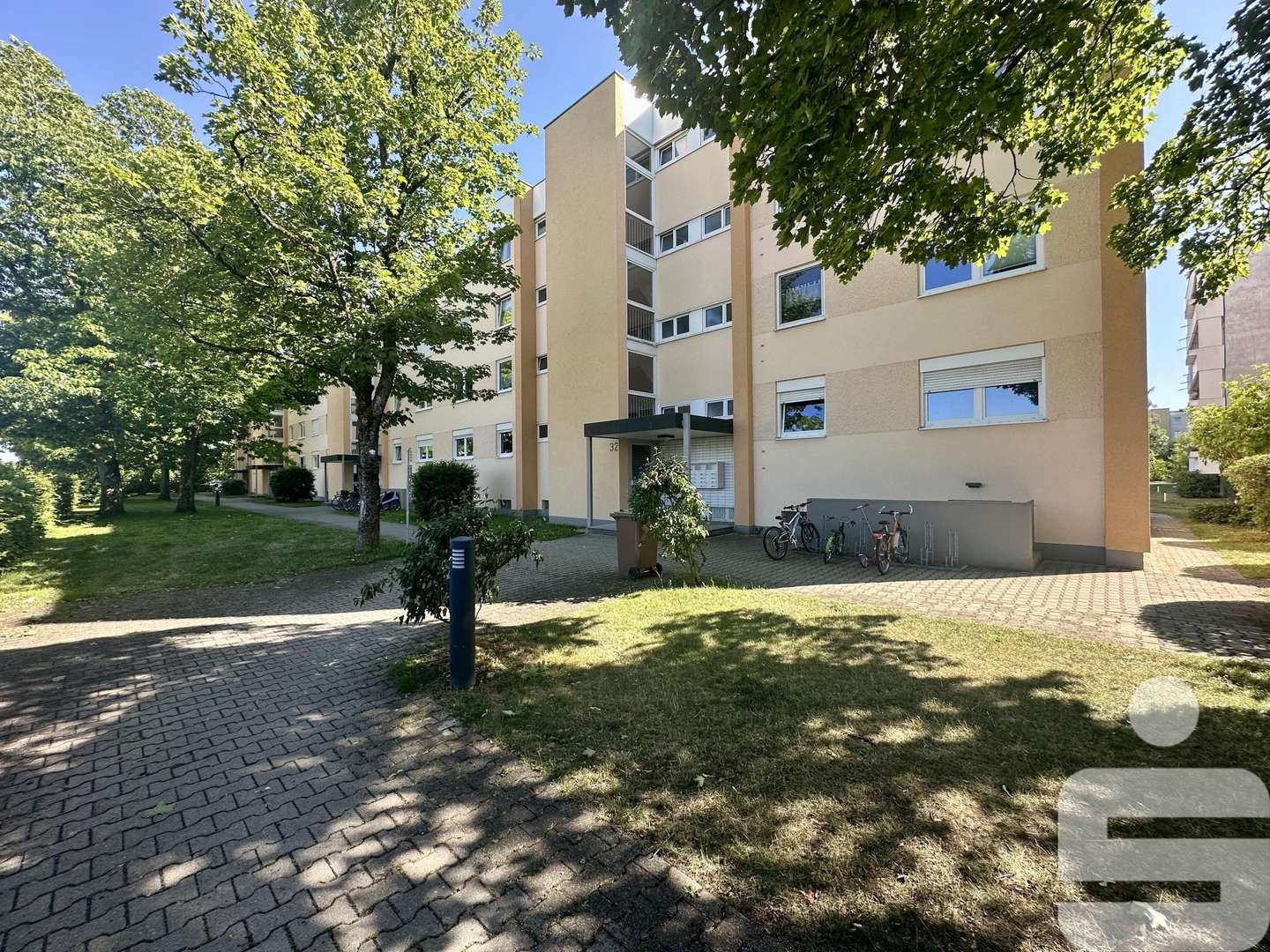 Hauseingang Hauseingang - Etagenwohnung in 82256 Fürstenfeldbruck mit 78m² kaufen