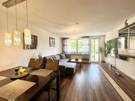 Helles Wohnzimmer Helles Wohnzimmer - Etagenwohnung in 82256 Fürstenfeldbruck mit 78m² kaufen