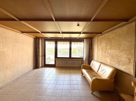 Wohnzimmer mit Balkon Wohnzimmer mit Balkon - Etagenwohnung in 82178 Puchheim mit 81m² kaufen