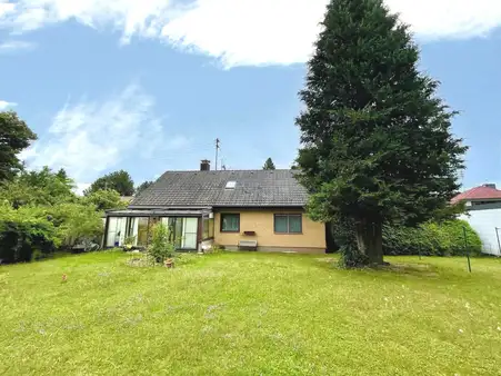 Ein-/ Zweifamilienhaus o. Baugrundstück in schöner Lage