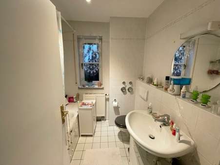 Hell gefliestes Bad mit Fenster - Etagenwohnung in 81735 München mit 62m² kaufen
