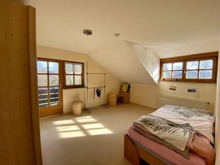 Schlafzimmer mit Balkon - Doppelhaushälfte in 82223 Eichenau mit 104m² kaufen