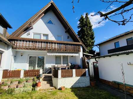 Hausansicht mit Südwest-Terrasse - Doppelhaushälfte in 82140 Olching mit 102m² kaufen