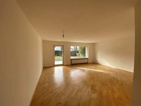 Helles Wohnzimmer - Reiheneckhaus in 82223 Eichenau mit 152m² kaufen
