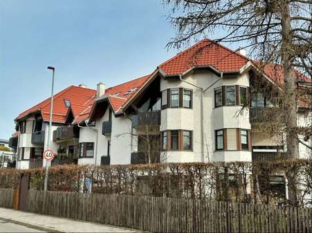 Blick auf die Wohnanlage - Etagenwohnung in 82256 Fürstenfeldbruck mit 43m² kaufen