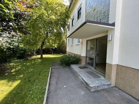 Hauseingang - Dachgeschosswohnung in 82256 Fürstenfeldbruck mit 61m² kaufen