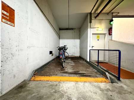 Oberer Stellplatz - Tiefgaragenstellplatz in 80686 München mit 0m² kaufen