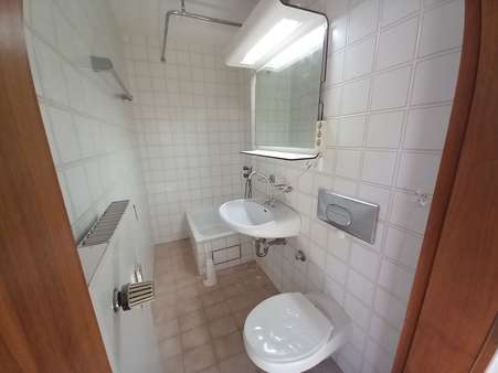 Badezimmer - Dachgeschosswohnung in 82110 Germering mit 38m² kaufen