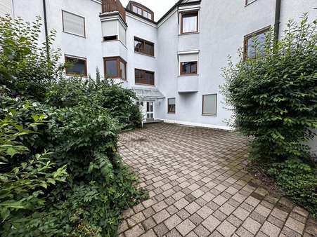 Vorderansicht Hauszugang - Etagenwohnung in 82256 Fürstenfeldbruck mit 30m² kaufen