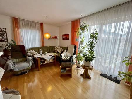 EG: Wohnzimmer mit Fensterfront - Einfamilienhaus in 83671 Benediktbeuern mit 130m² kaufen