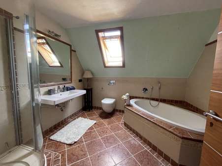 OG Bad mit Wanne und Dusche - Doppelhaushälfte in 82538 Geretsried mit 135m² kaufen