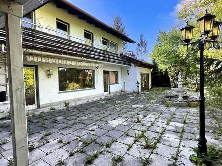 Terrasse mit Brunnen - Einfamilienhaus in 83670 Bad Heilbrunn mit 200m² kaufen