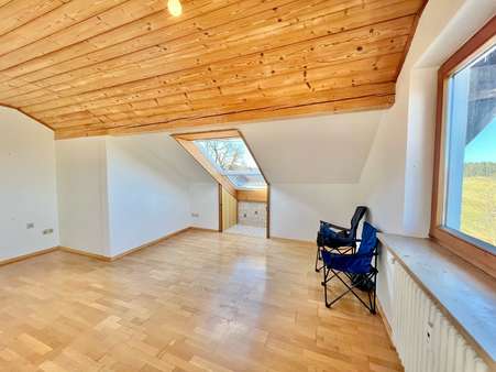 Wohnzimmer mit viel Stauraum - Dachgeschosswohnung in 82393 Iffeldorf mit 53m² kaufen