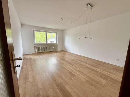 Wohnzimmer - Etagenwohnung in 82515 Wolfratshausen mit 75m² kaufen