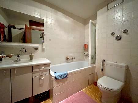 Bad mit Badewanne (1. Stock) - Maisonette-Wohnung in 83646 Bad Tölz mit 68m² mieten