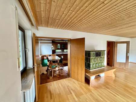 Blick durch Flügeltür mit Kachelofen Blick durch Flügeltür mit Kachelofen - Einfamilienhaus in 82538 Geretsried mit 157m² kaufen