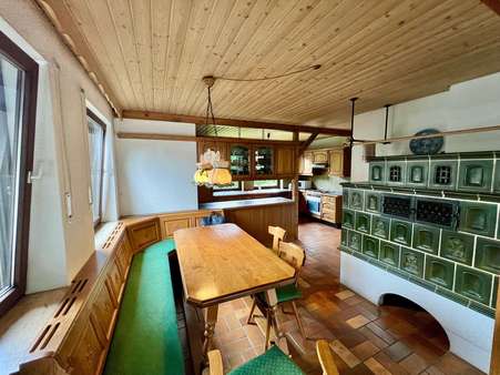 Blick über Essbereich zur Küche mit Kamin Blick über Essbereich zur Küche mit Kamin - Einfamilienhaus in 82538 Geretsried mit 157m² kaufen