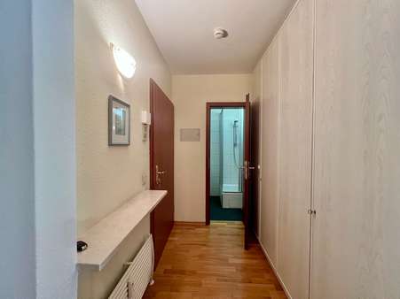 Eingangsbereich mit Einbauschrank und Gäste-WC Eingangsbereich mit Einbauschrank und Gäste-WC - Erdgeschosswohnung in 82067 Ebenhausen mit 129m² kaufen