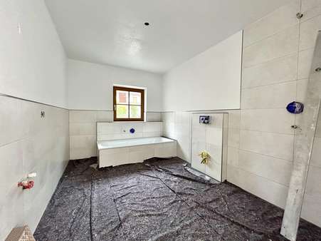 modernes Tageslichtbad - Doppelhaushälfte in 83646 Wackersberg mit 150m² mieten