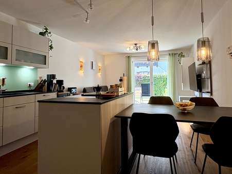Essbereich mit Blick in den Garten Essbereich mit Blick in den Garten - Erdgeschosswohnung in 83646 Bad Tölz mit 99m² kaufen
