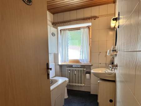 Tageslicht Badezimmer mit Badewanne Tageslicht Badezimmer mit Badewanne - Erdgeschosswohnung in 83735 Bayrischzell mit 59m² kaufen