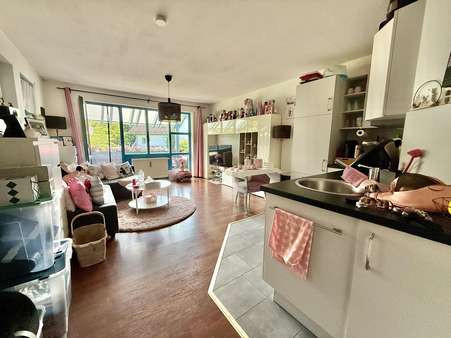 Wohnzimmer mit offener Küche Wohnzimmer mit offener Küche - Etagenwohnung in 82538 Geretsried mit 44m² kaufen