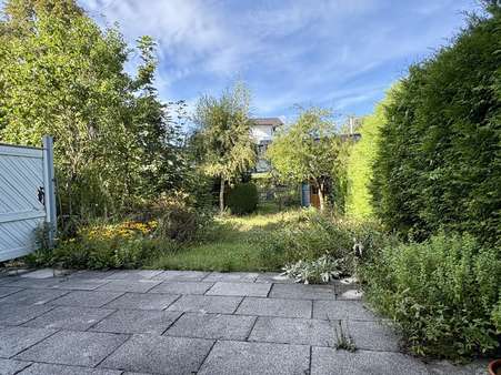Terrasse und Blick in den Garten - Reihenmittelhaus in 83646 Bad Tölz mit 112m² kaufen