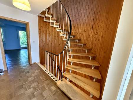 Halbrunde, offene Treppe - Reihenmittelhaus in 82515 Wolfratshausen mit 138m² kaufen