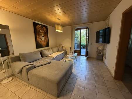 Wohnzimmer mit Ausgang zur Terrasse Wohnzimmer mit Ausgang zur Terrasse - Erdgeschosswohnung in 82515 Wolfratshausen mit 56m² kaufen