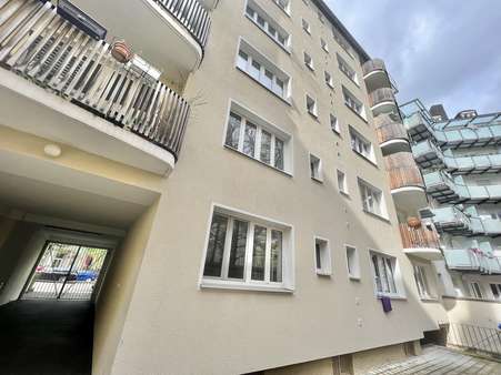 Rückansicht mit Einfahrt und separatem Kellereingang - Mehrfamilienhaus in 80639 München mit 867m² kaufen