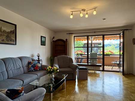 Wohnzimmer mit Blick zum Balkon Wohnzimmer mit Blick zum Balkon - Etagenwohnung in 83646 Bad Tölz mit 86m² kaufen