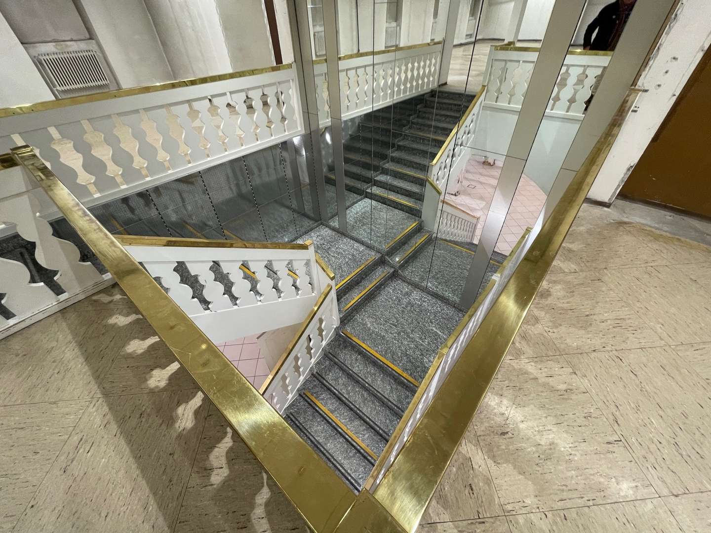 Repräsentative Treppe zwischen EG und OG