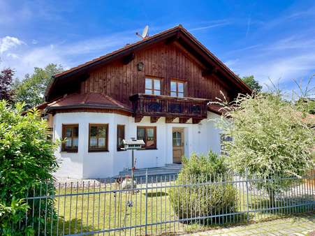 Eingangsseite mit Vorgarten - Einfamilienhaus in 82335 Berg mit 167m² kaufen