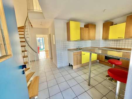 Wohnungstür, Flur und Küche - Maisonette-Wohnung in 82538 Geretsried mit 83m² kaufen