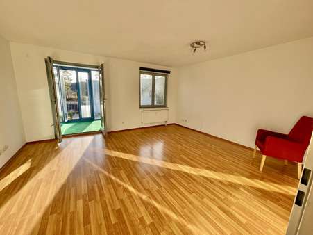 Wohnzimmer mit Wintergarten - Maisonette-Wohnung in 82538 Geretsried mit 83m² kaufen