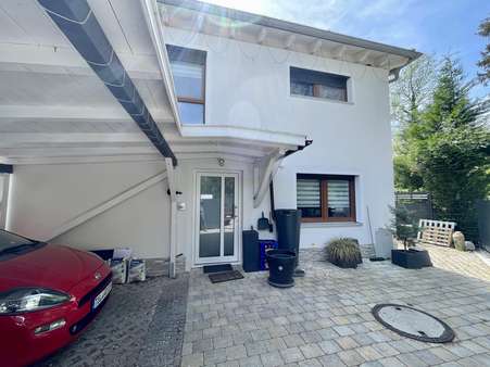 Nordfassade mit Doppelcarport - Einfamilienhaus in 82538 Geretsried mit 108m² kaufen