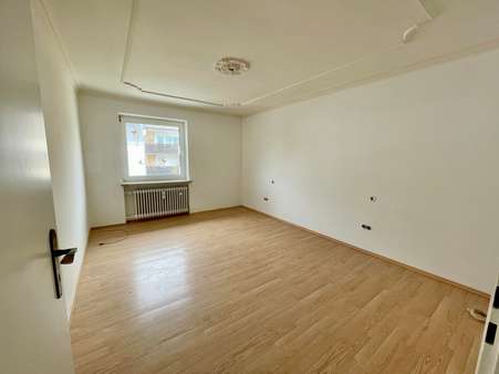 Schlafzimmer mit Tageslicht - Etagenwohnung in 82538 Geretsried mit 67m² kaufen