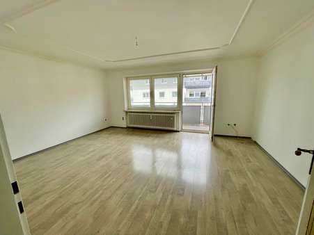 Wohnzimmer mit Zugang zum Balkon - Etagenwohnung in 82538 Geretsried mit 67m² kaufen