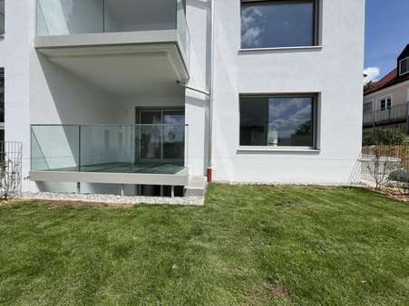 Ansicht Balkon und Garten - Erdgeschosswohnung in 82152 Planegg mit 119m² kaufen