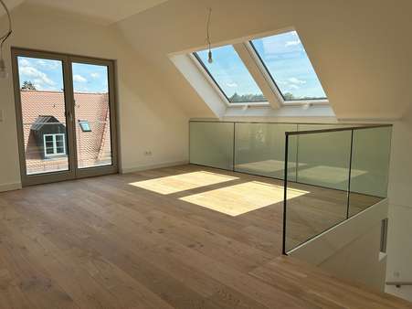 Galerie mit Balkon - Maisonette-Wohnung in 82152 Planegg mit 101m² kaufen