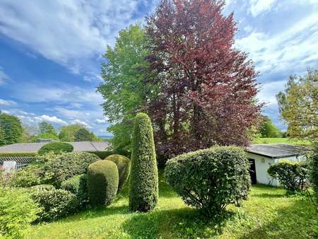 gepflegter Garten mit Blick Richtung Alpen - Grundstück in 82057 Icking mit 1260m² kaufen