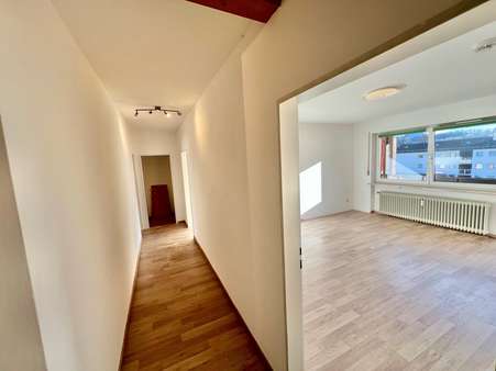 Flur mit Blick ins Wohnzimmer - Etagenwohnung in 83646 Bad Tölz mit 72m² kaufen