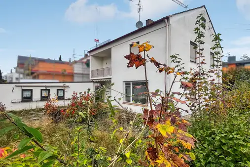 Sonniges Südgrundstück mit einer Baugenehmigung für zwei DHH in ruhiger Lage 