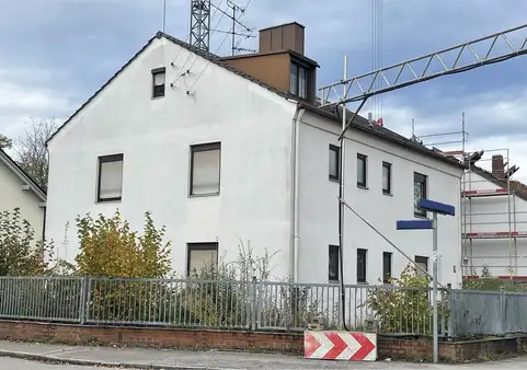 Sonniges Südgrundstück mit einer Baugenehmigung für zwei Doppelhaushälften in ruhiger Lage 