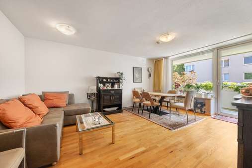 Wohnzimmer Wohnzimmer - Etagenwohnung in 80636 München mit 80m² kaufen
