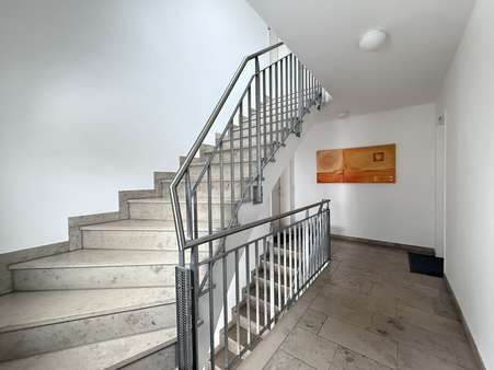 Treppenhaus - Dachgeschosswohnung in 80999 München mit 50m² kaufen