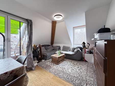 Wohnzimmer mit Balkon - Dachgeschosswohnung in 80999 München mit 50m² kaufen