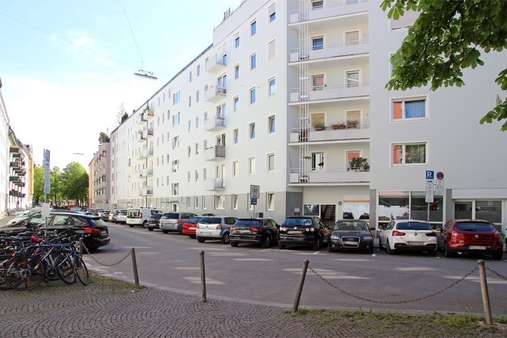 Außenansicht Gebäude - Krankenhaus in 80796 München mit 255m² kaufen
