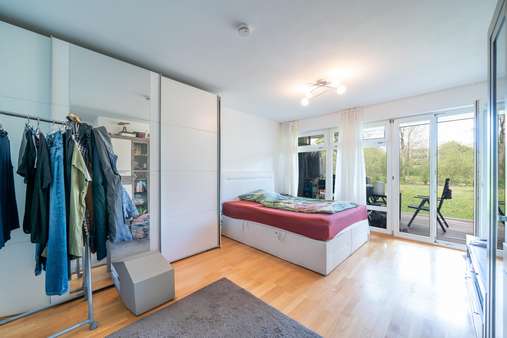 Wohnzimmer - Erdgeschosswohnung in 81927 München mit 80m² kaufen