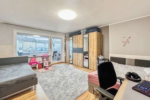 Schlafzimmer mit Balkonzugang - Etagenwohnung in 81539 München mit 61m² als Kapitalanlage kaufen